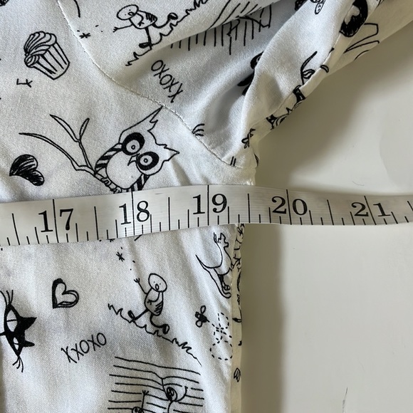 RW&CO Blouse Top White with black love motif print Size M - Picture 14 of 16